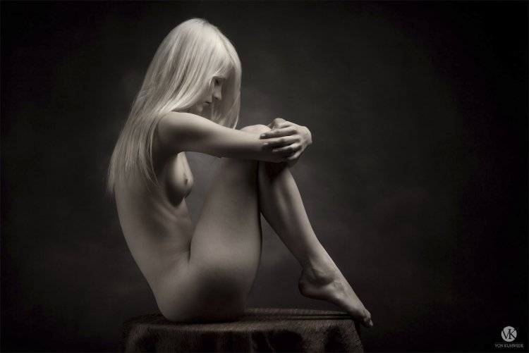 Naked blondes in the studio