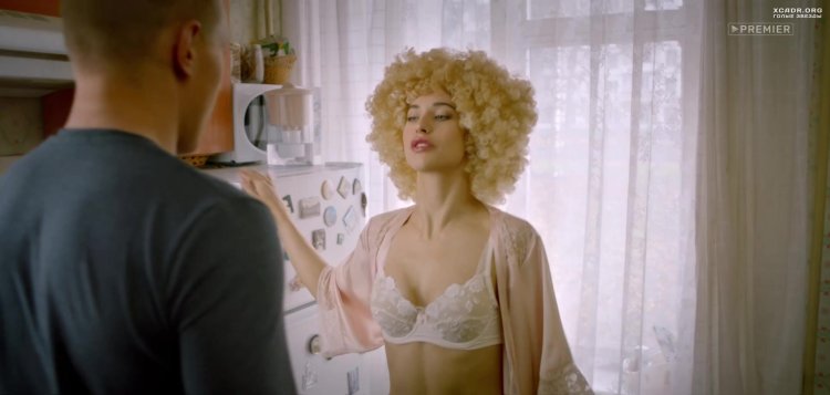 Alena Savastova in linen