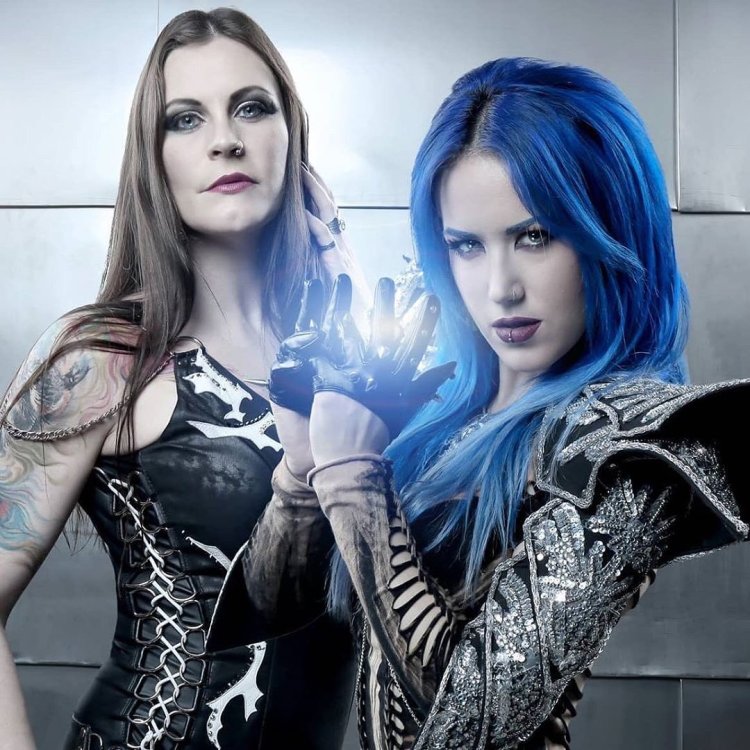 Flor Jansen in boots to the knee