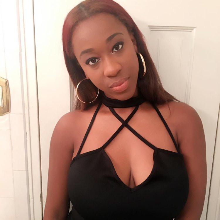 Lola Chuil in a swimsuit