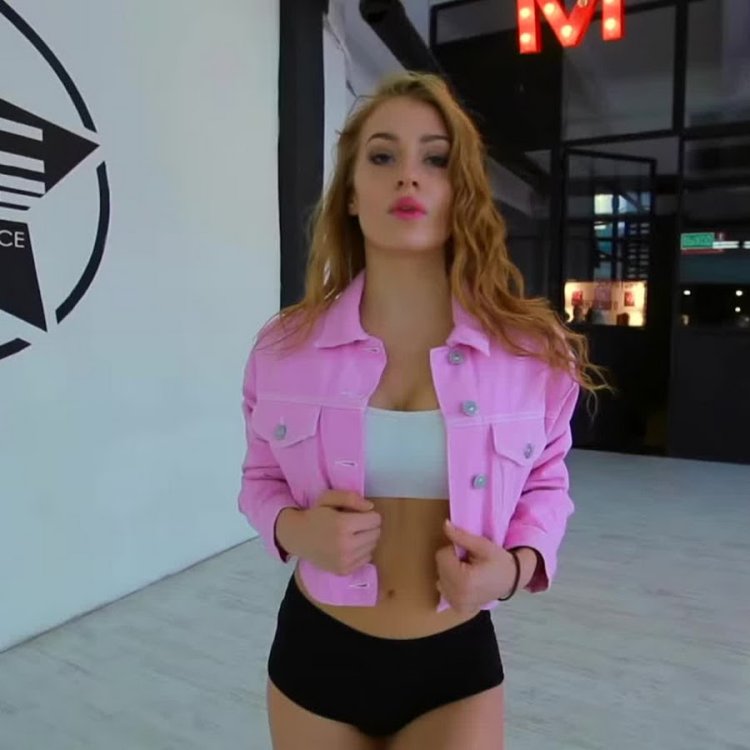 Dakota Sky porn actress