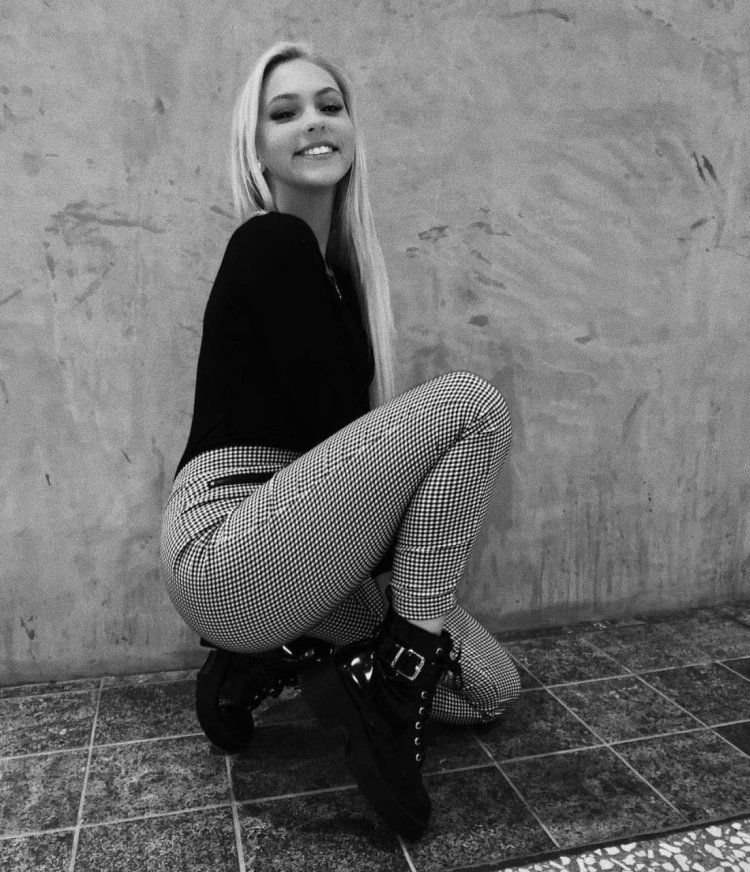 Giordin Jones kisses a guy on a yacht photo