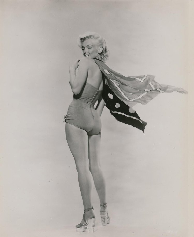 Naked chest Merlin Monroe