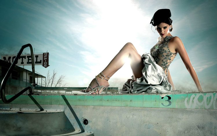 Maggie Grace hostage