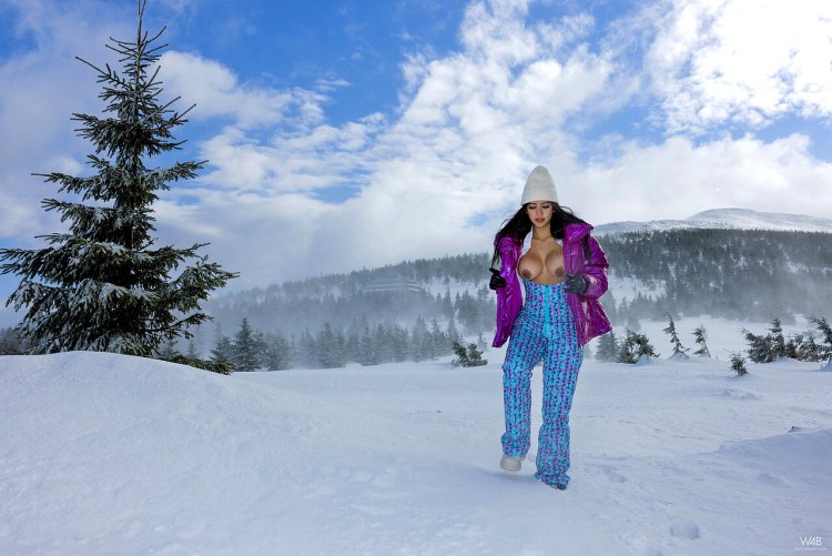 Iris Mittenar hot photo in youth