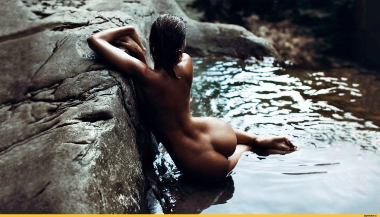 Naked women in shopping centers