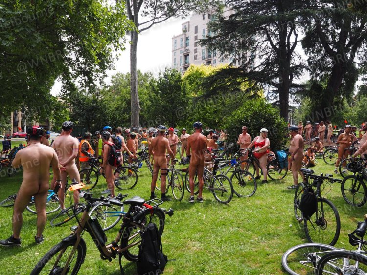 Naked bicycle racing girls