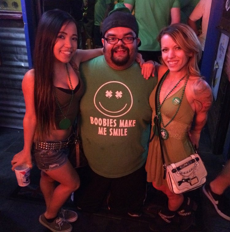 Show dwarfs and girls in bikini