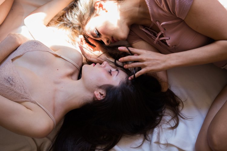 Love between women aesthetics