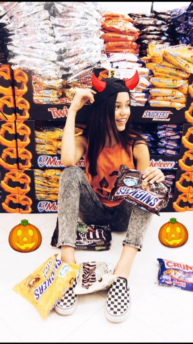 Jenna Ortega in shorts