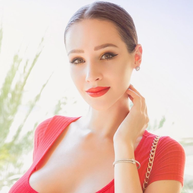 Alina Lewis bust
