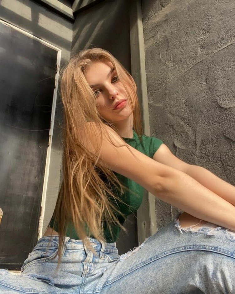 Lyliana WRAY is sitting