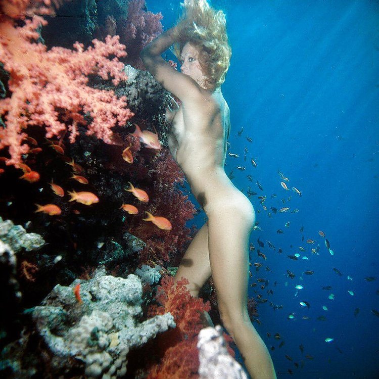 Underwater shooting of naked women