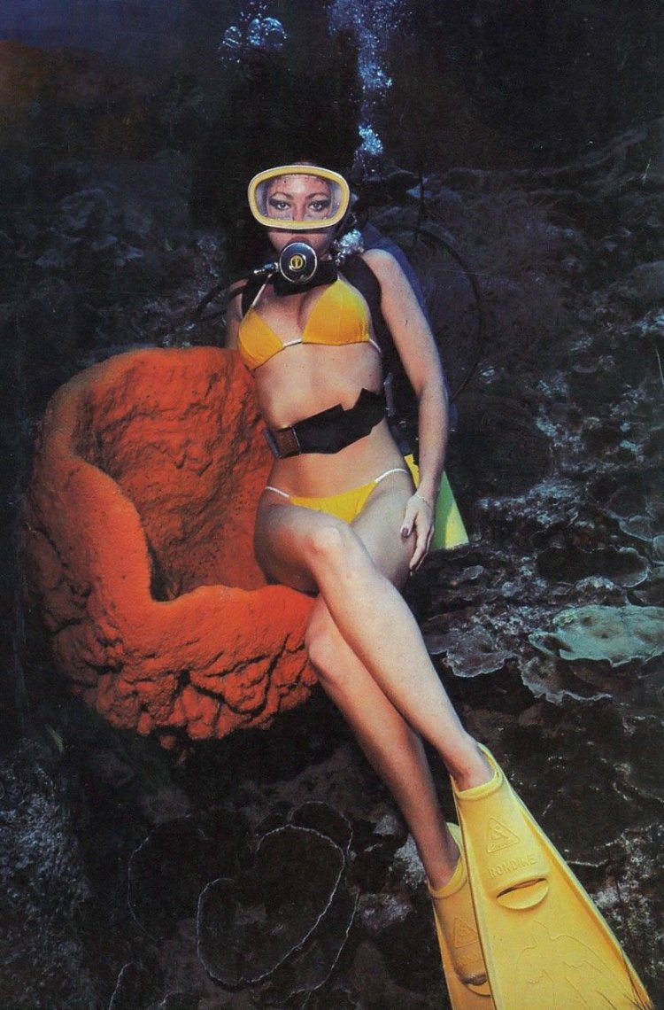 Naked beauties underwater