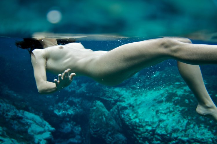 Underwater shooting nude