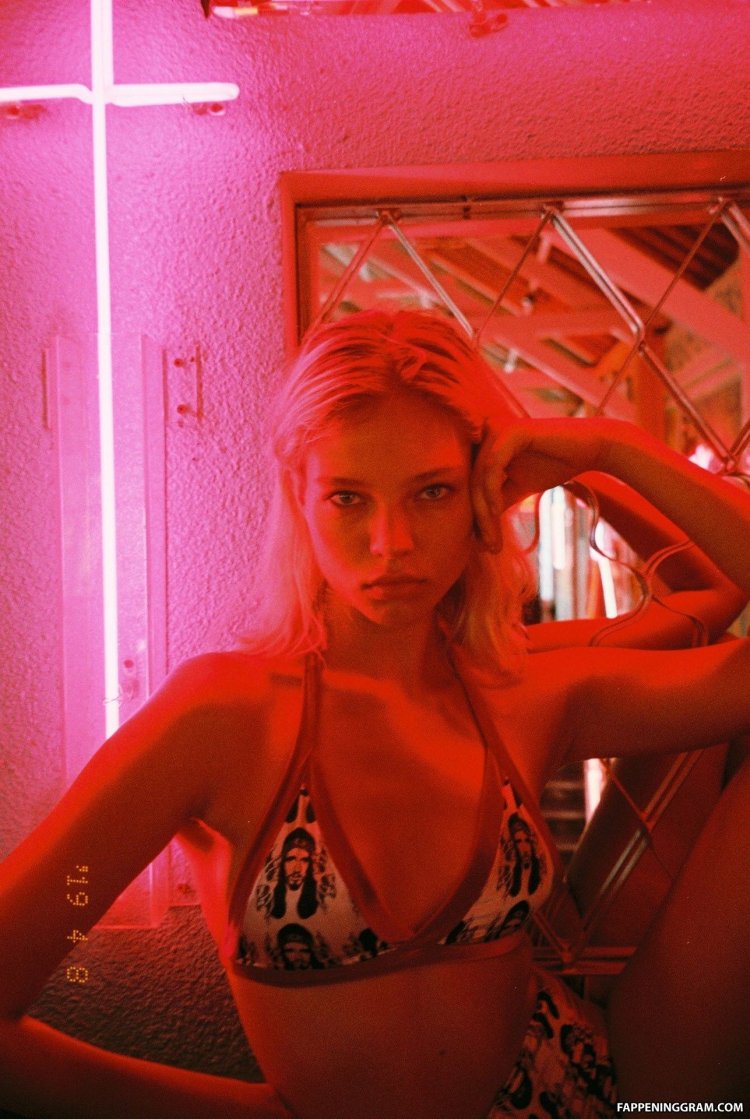 Alesa Kafelnikova Elle